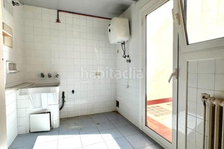 Piso  señorial único en pleno centro – 6 habitaciones, 3 baños, terraza de 200 m², parking incluido en Terrassa