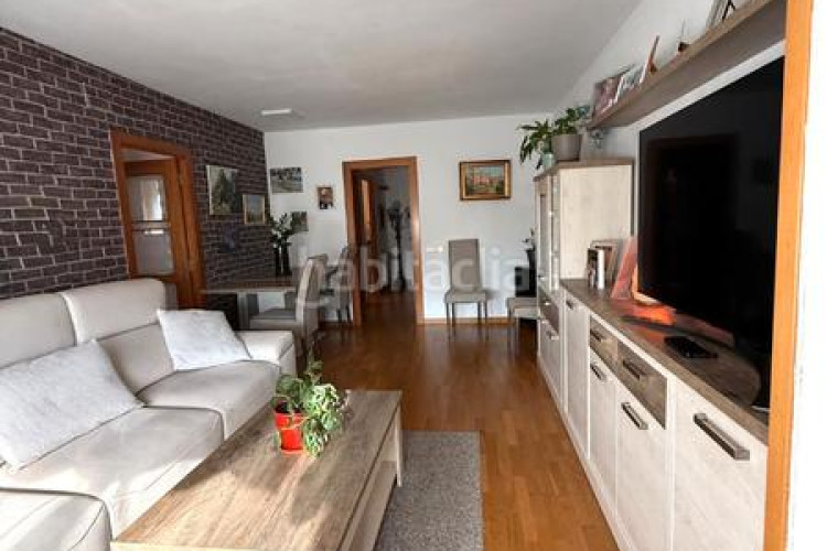 Piso zona de Ca n'Aurell. piso de 4habs. + 2lav. + balcón en angel sallent en Terrassa