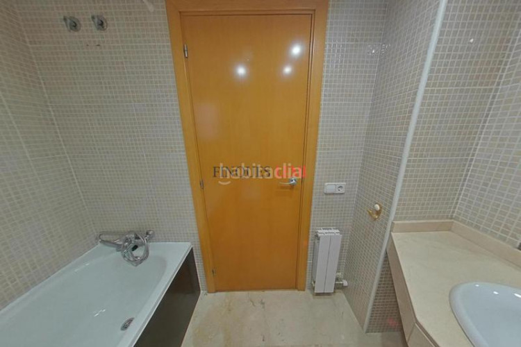 Piso dúplex con 4 habitaciones, 3 baños y parking en ubicación privilegiada en Terrassa