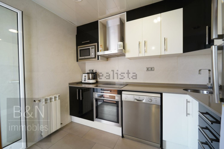 Un hogar reformado, con doble salida exterior y solo un vecino.