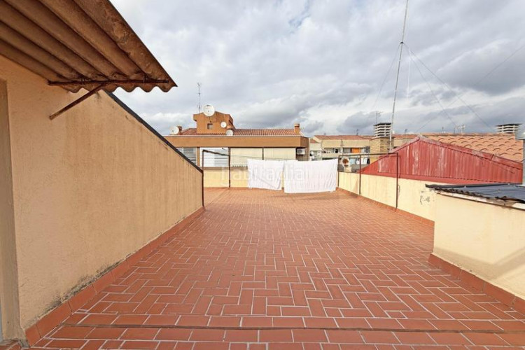 Ático fantástico atico en Can Palet, cerca del parque de vallparadis. 4 habitaciones. balcón. en Terrassa