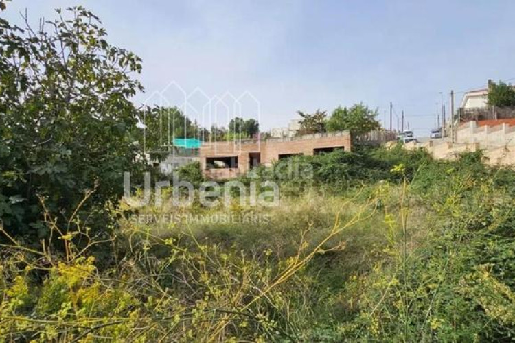 Chalet solar residencial esquinero con orientación sur en can boada, ! en Terrassa