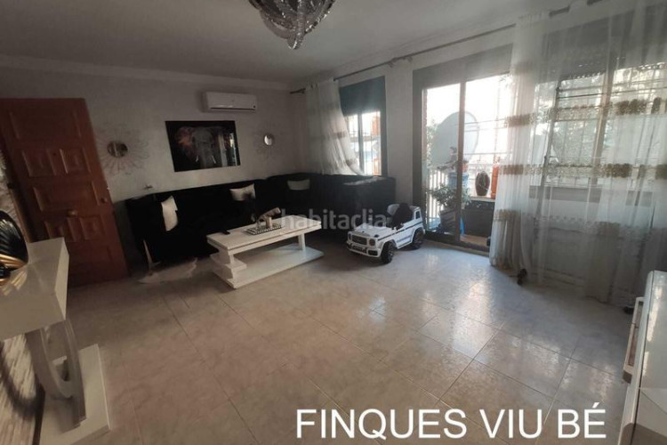 Piso  reformado de 3 habitaciones exterior con balcón en Terrassa