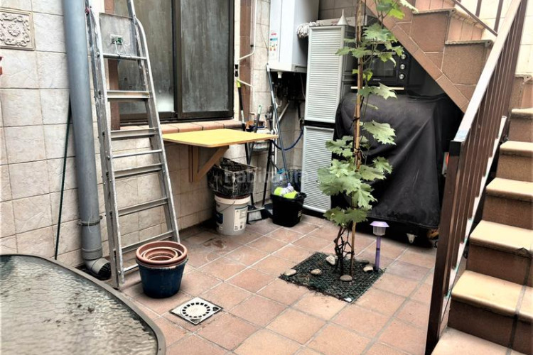 Planta baja  de 112 m2 con entrada independiente, con 2 terrazas en poble nou- en Terrassa