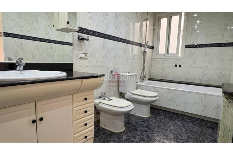 Ático  en venta tocando avda. jaume 1 de 105m construidos con salida a terraza de 18m a pie de comedor. en Terrassa