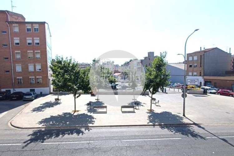 Piso bonito piso de 85 m2, 3 hab, 2 baños, galería, balcón, pk y zona comunitaria, en zona olímpica en Terrassa