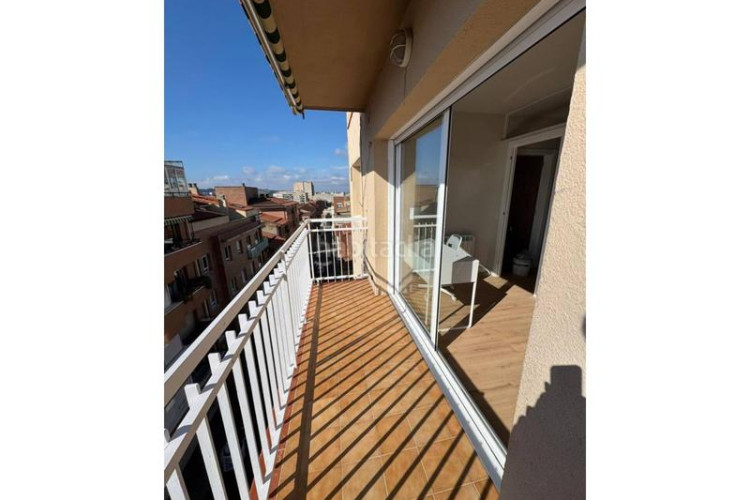 Piso escoles, acabado de reformar en Plaça Catalunya - Escola Industrial Terrassa