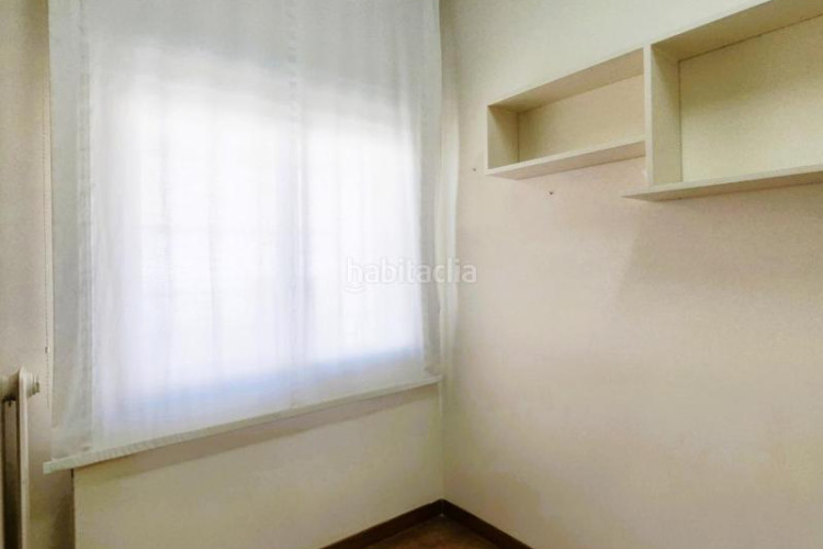 Piso de 137 m2 amb 4 hab i balco 10 m2 oest al carrer ireneu a 50 metres rambla en Terrassa