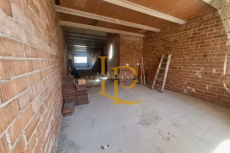 Casa  de pueblo independiente en construccion para acabar a tu gusto en Terrassa