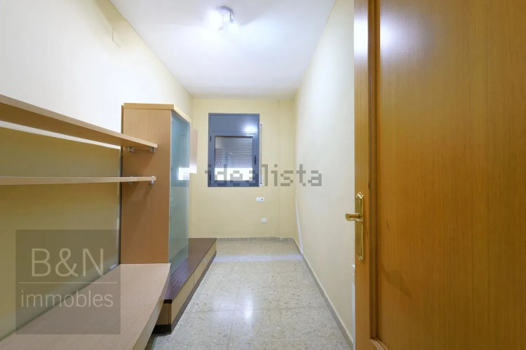 ¡Un piso muy amplio, listo para entrar a vivir con plaza de parking!