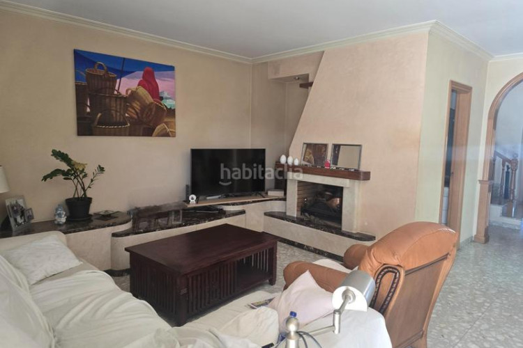 Chalet casa de 3 plantas con piscina y gran garajealmacén en Terrassa