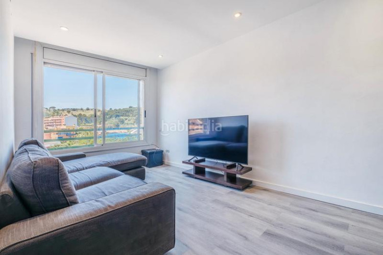 Piso zona de La Cogullada. a 4min a pie de rambla d'egara. luminoso piso de 3habs. + 1lav. reformado a estrenar en Terrassa