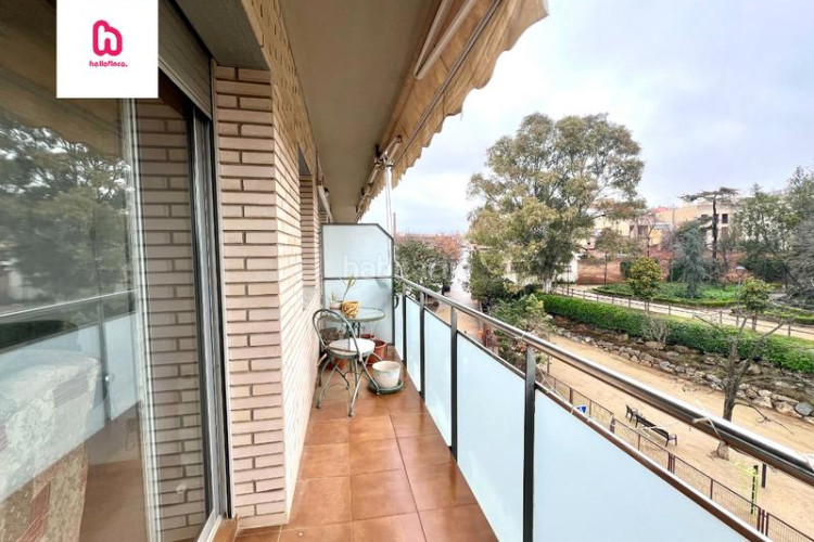 Piso  de 3 habitaciones con 2 balcones y vistas al parque sant jordi en Terrassa