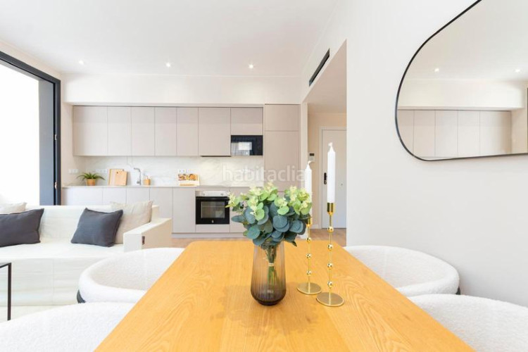 Piso precioso piso en inmejorable ubicación: vivienda esquinera con mucha luz: salón-comedor-cocina, 3 habitaciones, 2 baños, terraza.. en Terrassa