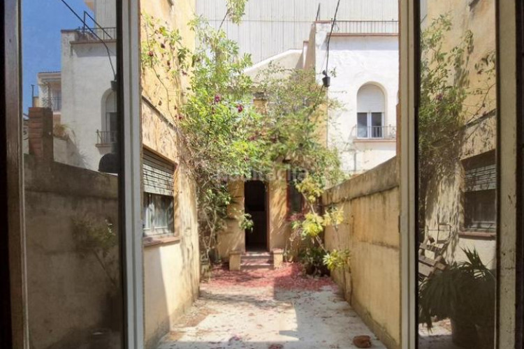 Casa de 190 m2 amb pati a la plaça del progres en Terrassa
