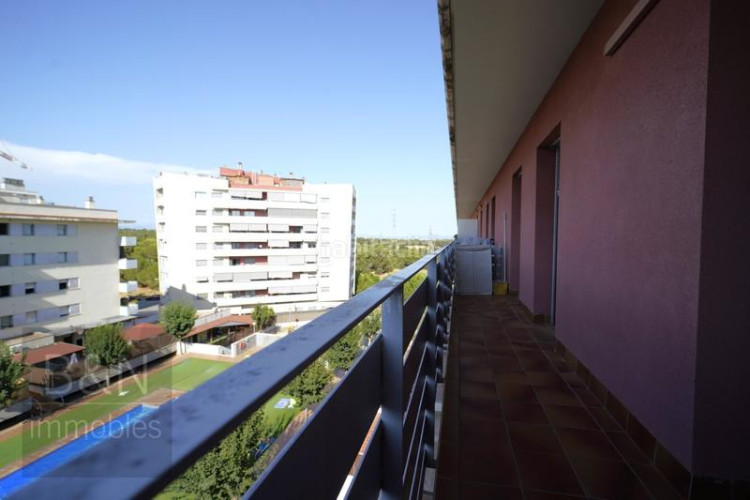 Dúplex tu hogar con alma espacio, confort, tres salidas al exterior y zona comunitaria con piscina y plaza de parking en Terrassa