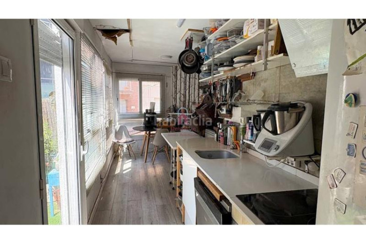 Casa pareada casa en en venta ca naurell de 210m construidos con salida a patio, dos terrazas y garaje. en Terrassa