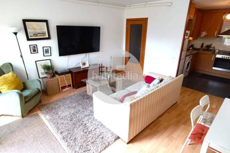 Planta baja bonita planta baja de 2 hab, terraza con barbacoa y plaza de aparcamiento en carrer conca torresana la gripia, en Terrassa