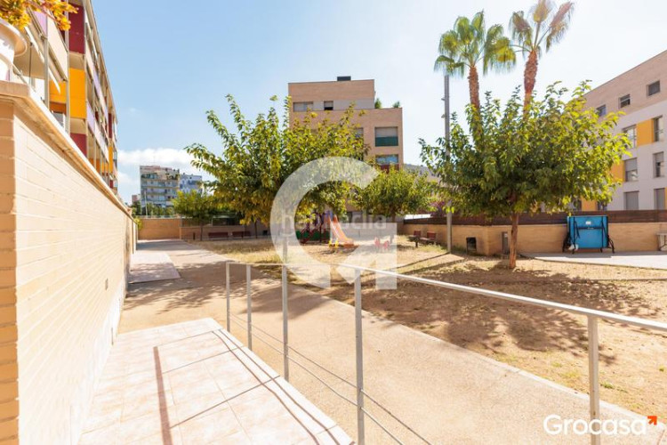 Planta baja precioso piso con terraza y parking en Can Roca en Terrassa