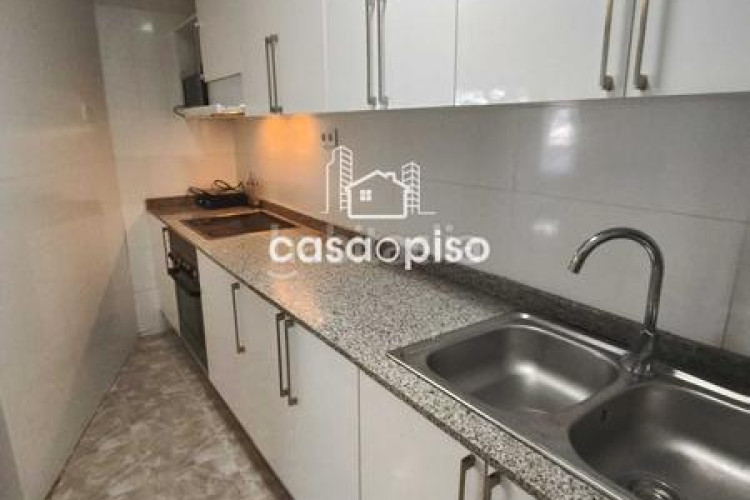 Piso  reformado en La Cogullada 3 dormitorios, 1 baño, todo exterior, cocina individual, con dos balcones uno de 6m y otro de 4m y en Terrassa