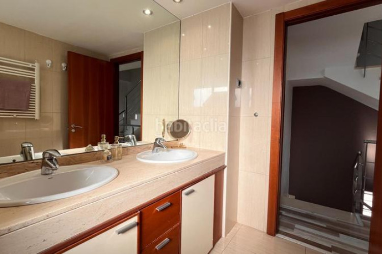 Chalet casa con piscina y vistas en zona residencial en Terrassa