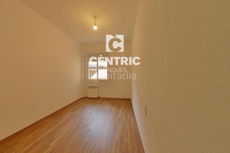 Piso oportunidad inversión. piso grande con 4 habitaciones perfecto para familias numerosas! en Terrassa