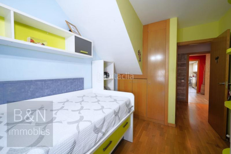 Dúplex tu hogar con alma espacio, confort, tres salidas al exterior y zona comunitaria con piscina y plaza de parking en Terrassa