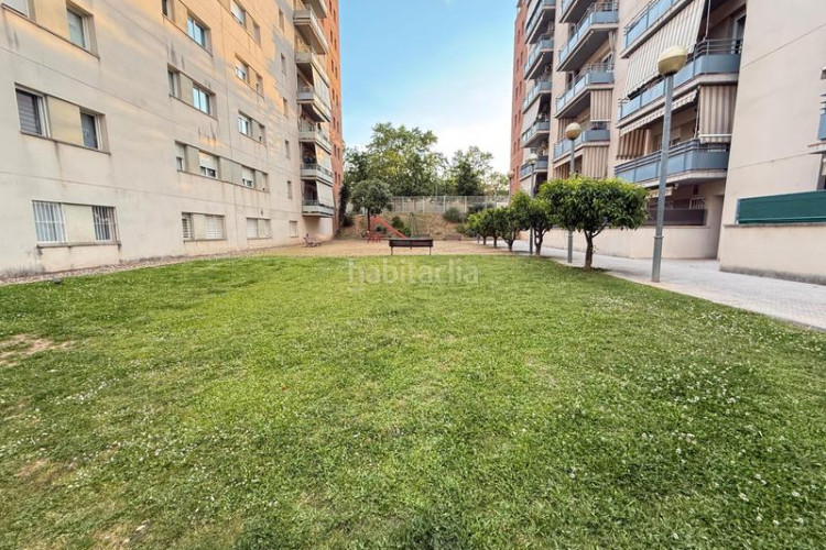 Piso planta baja con terraza - parking incluido en Terrassa