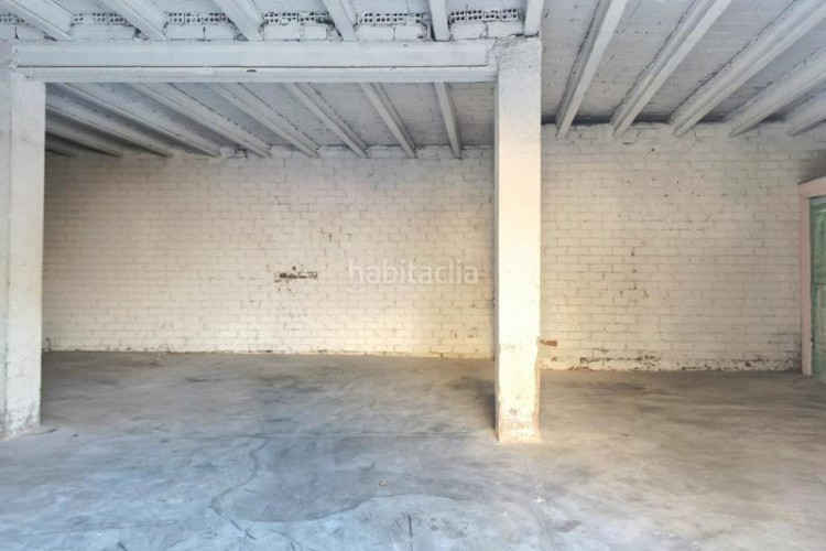 Casa local esquinero de 95 m2 edificable bajos más 3 pisos en Terrassa