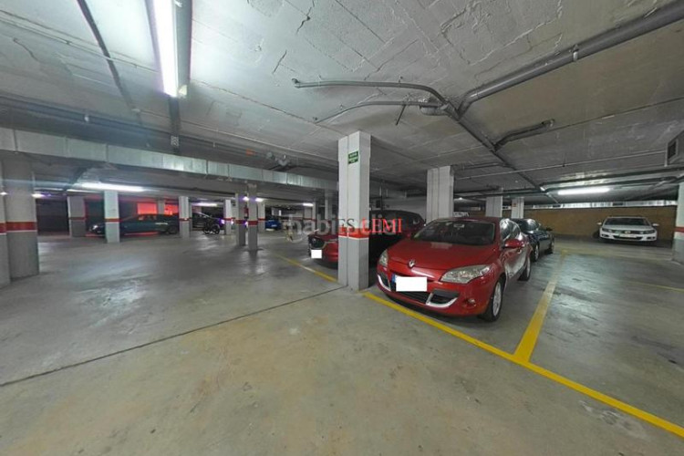 Piso dúplex con 4 habitaciones, 3 baños y parking en ubicación privilegiada en Terrassa