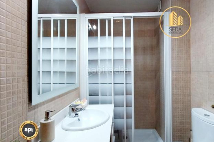 Casa impecable casa unifamiliar renovada con 4 plantas, garaje triple y estudio con chimenea en la gripia en Terrassa