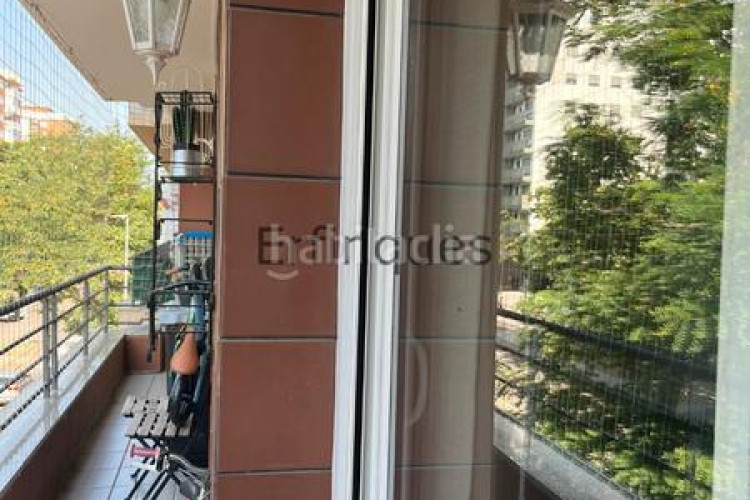 Piso se vende piso en zona comercial con todo tipo de transporte publico en Terrassa