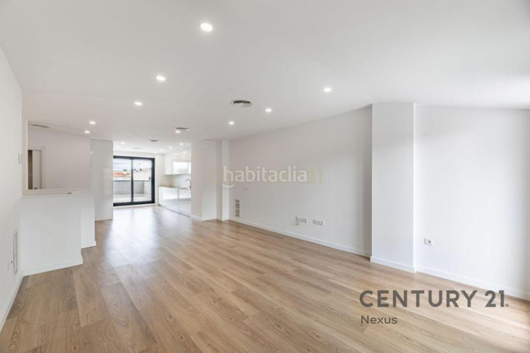 Apartamento en carrer de pere fizes ático dúplex con distribución invertida, suite, terrazas y acabados premium en Terrassa