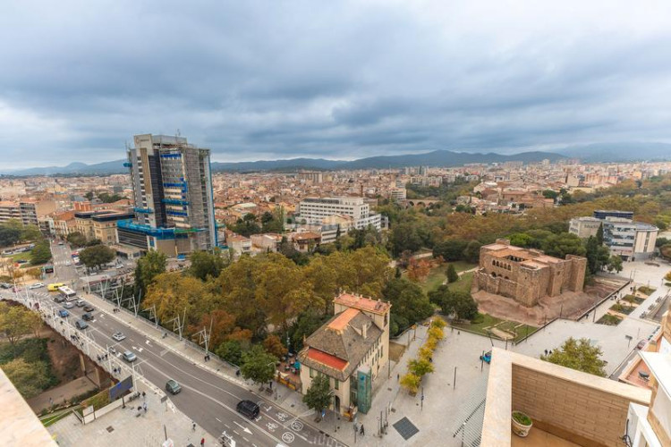 Ático  dúplex con terrazas y vistas panorámicas a un paso del centro , plaza de parking incluida en Terrassa