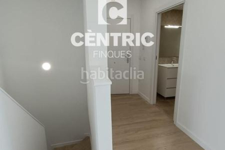 Piso dúplex tercera planta, 4 habitaciones y con terrazas en Terrassa
