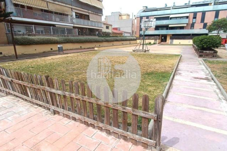 Piso bonito piso de 85 m2, 3 hab, 2 baños, galería, balcón, pk y zona comunitaria, en zona olímpica en Terrassa