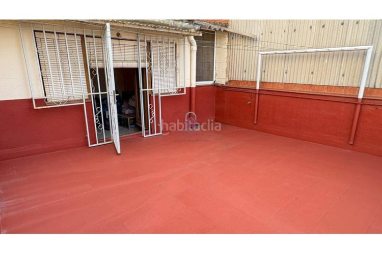 Casa  en venta en la gripia, en carrer borges blanques de 220m construidos con salida a patio de 40m, tres terrazas y en Terrassa