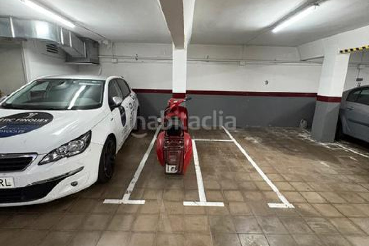 Piso  señorial único en pleno centro – 6 habitaciones, 3 baños, terraza de 200 m², parking incluido en Terrassa