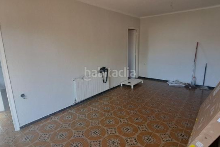 Piso  todo exterior con balcón y ascensor! en ca n anglada en Terrassa