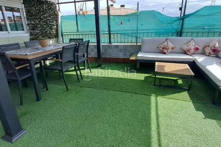 Ático atico totalmente reformado. 2 hab. dobles. 2 terrazas. amplio estudio. en Terrassa
