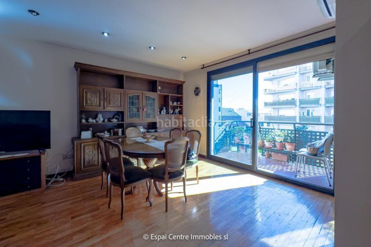 Piso vive en sant pere piso de 88 m con 3 habitaciones, 2 baños y salón luminoso. ubicación ideal cerca de todo en Terrassa