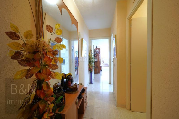Piso un hogar de tres habitaciones, balcón, plaza de parking y trastero en Terrassa