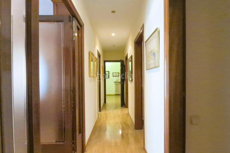 Piso de 137 m2 amb 4 hab i balco 10 m2 oest al carrer ireneu a 50 metres rambla en Terrassa