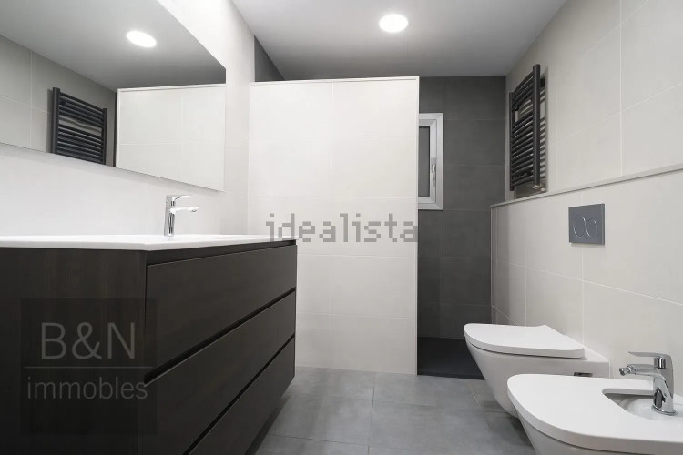 Una planta baja con alma de hogar y dos terrazas que te invitan a disfrutar de la vida