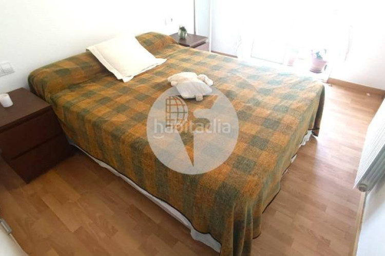Planta baja bonita planta baja de 2 hab, terraza con barbacoa y plaza de aparcamiento en carrer conca torresana la gripia, en Terrassa