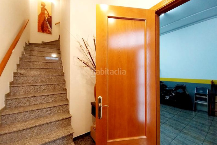 Casa adosada unifamiliar adosada, 4 habitaciones, gran patio en Terrassa