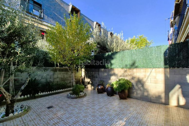 Casa magnifica casa unifamiliar de 230 m2 con 3 hab dobles y gran estudio 55 m2 en Terrassa