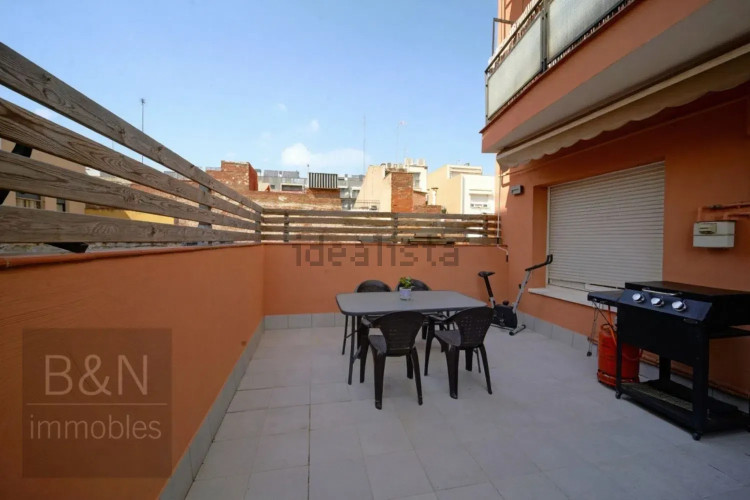 EN EL CENTRO DE TERRASSA CON TERRAZA DE 20 m² Y A UN PASO DEL PARC VALLPARADÍS