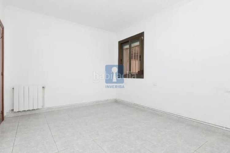 Piso inmueble ilegalmente okupado situado en la calle azorin 4, bajos 1, , barcelona en Terrassa