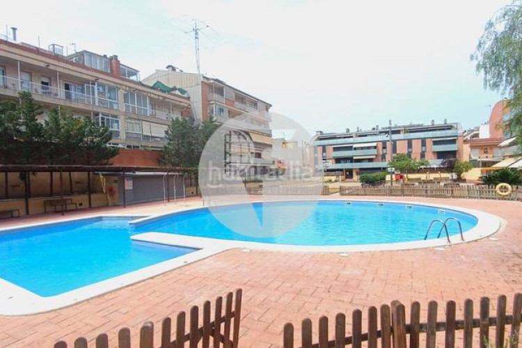 Piso bonito piso de 85 m2, 3 hab, 2 baños, galería, balcón, pk y zona comunitaria, en zona olímpica en Terrassa